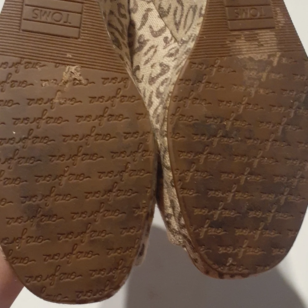 Toms Women's Shoes Canvas Peep Toe Wedge Heels Leopard Cheetah Print Slip On 7‎